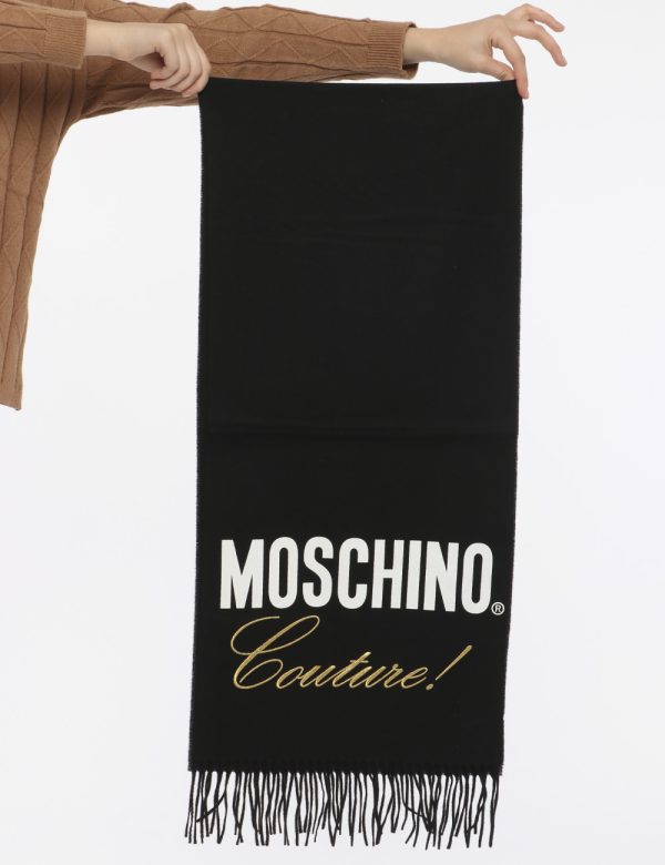 Sciarpa Moschino nero - COMPOSIZIONE E VESTIBILITÀ:100% lanaCONSIGLI DI STILE:Sciarpa in lana merino su base nera con logo b