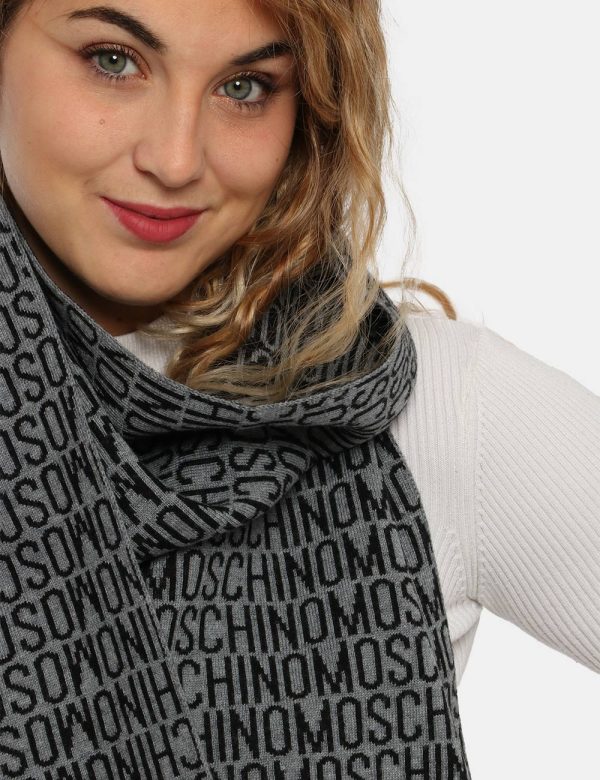 Sciarpa Moschino nero/grigio - COMPOSIZIONE E VESTIBILITÀ:100% lanaCONSIGLI DI STILE:Sciarpa in lana su base nera e grigia c