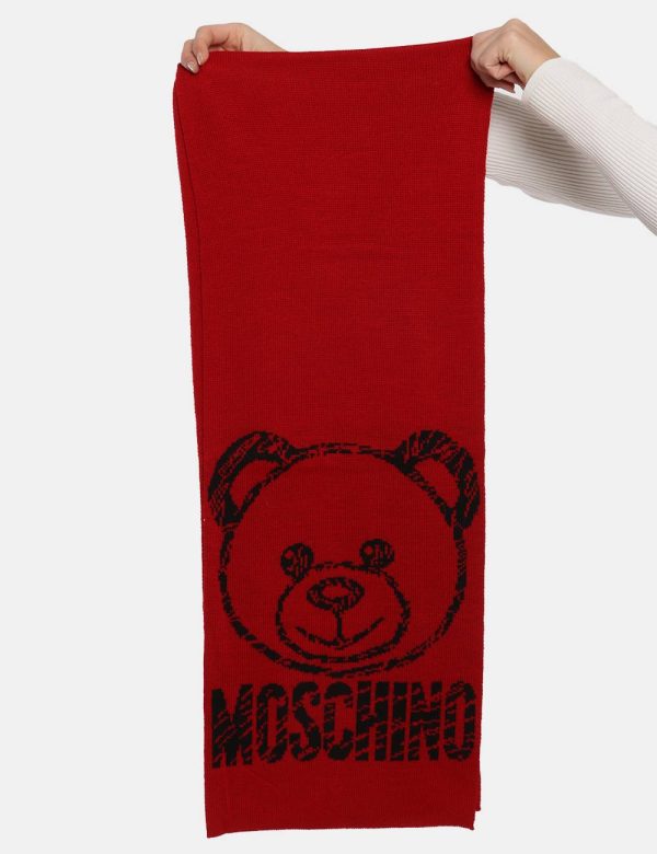 Sciarpa Moschino rosso - COMPOSIZIONE E VESTIBILITÀ:50% lana 50% acrilica CONSIGLI DI STILE:Sciarpa in misto lana su base ro