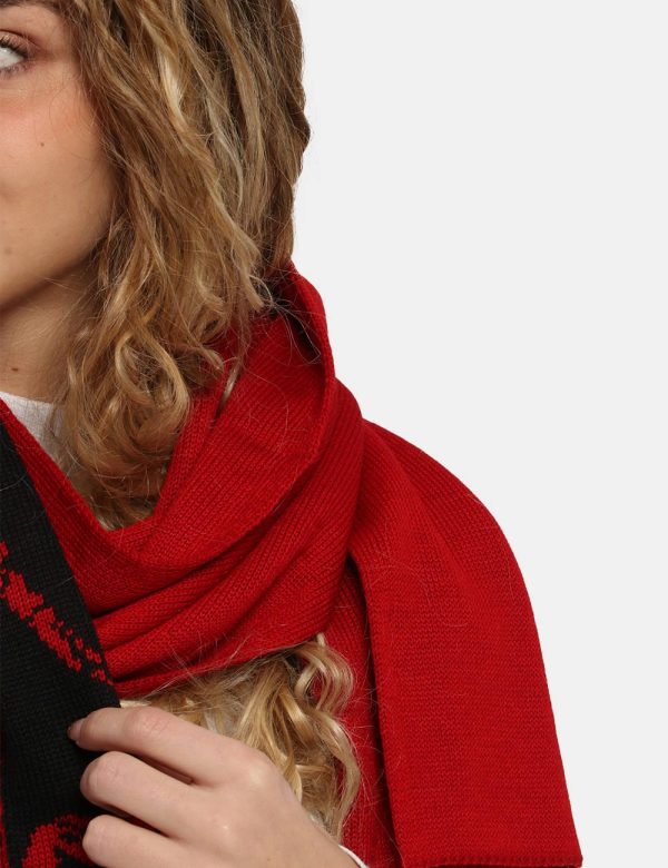 Sciarpa Moschino rosso - COMPOSIZIONE E VESTIBILITÀ:50% lana 50% acrilica CONSIGLI DI STILE:Sciarpa in misto lana su base ro