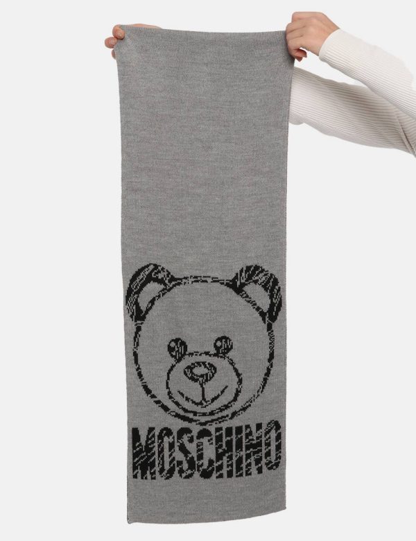 Sciarpa Moschino grigio - COMPOSIZIONE E VESTIBILITÀ:50% lana 50% acrilica CONSIGLI DI STILE:Sciarpa in misto lana su base g