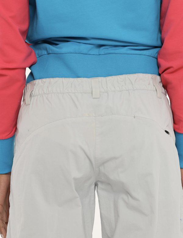 Pantalone Colmar grigio - COMPOSIZIONE E VESTIBILITÀ:100% poliammidicaLa modella è alta 170 cm e indossa la taglia 40. La ve