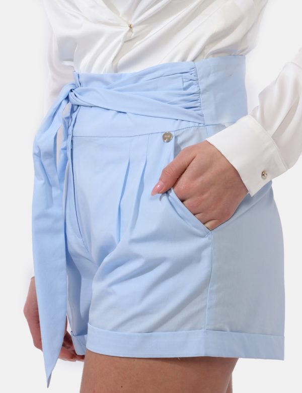 Shorts Liu-Jo Azzurro - Shorts in total azzurro pastello con cintura in tessuto coordinata. Presenti tasche a taglio trasver