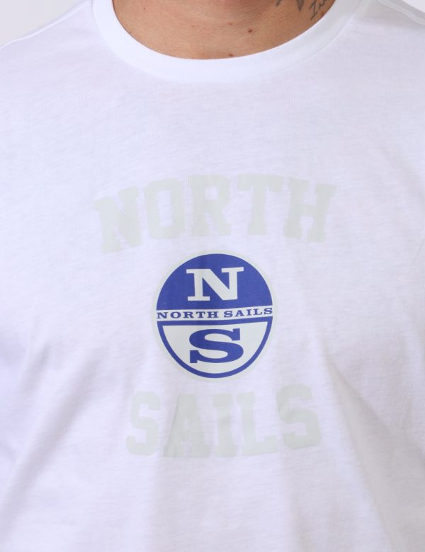 T-shirt North Sails Bianco - T-shirt su sfondo bianco con stampa centrale logo brand in grigio e blu. La vestibilità è morbi