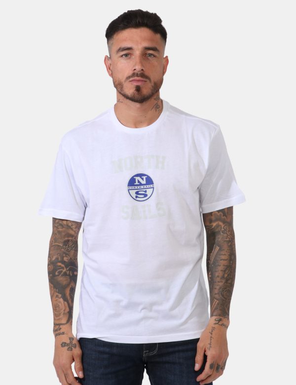 T-shirt North Sails Bianco - T-shirt su sfondo bianco con stampa centrale logo brand in grigio e blu. La vestibilità è morbi