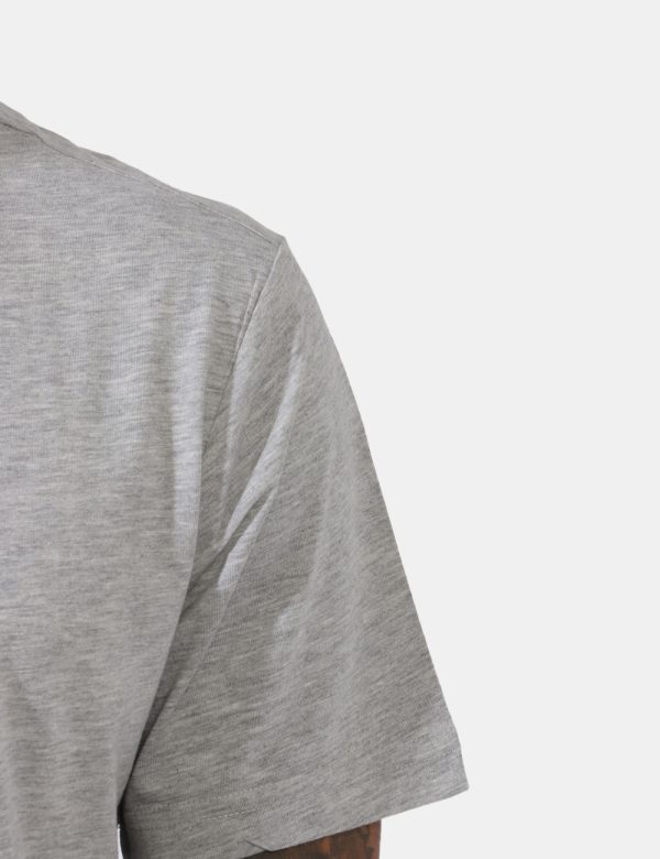 T-shirt North Sails Grigio - T-shirt su sfondo grigio chiaro con stampa centrale logo brand in bianco e blu. La vestibilità