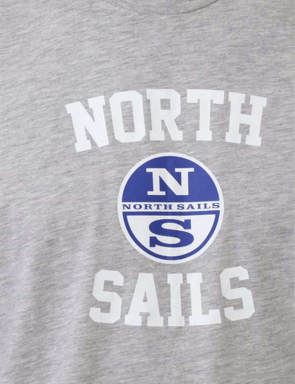 T-shirt North Sails Grigio - T-shirt su sfondo grigio chiaro con stampa centrale logo brand in bianco e blu. La vestibilità