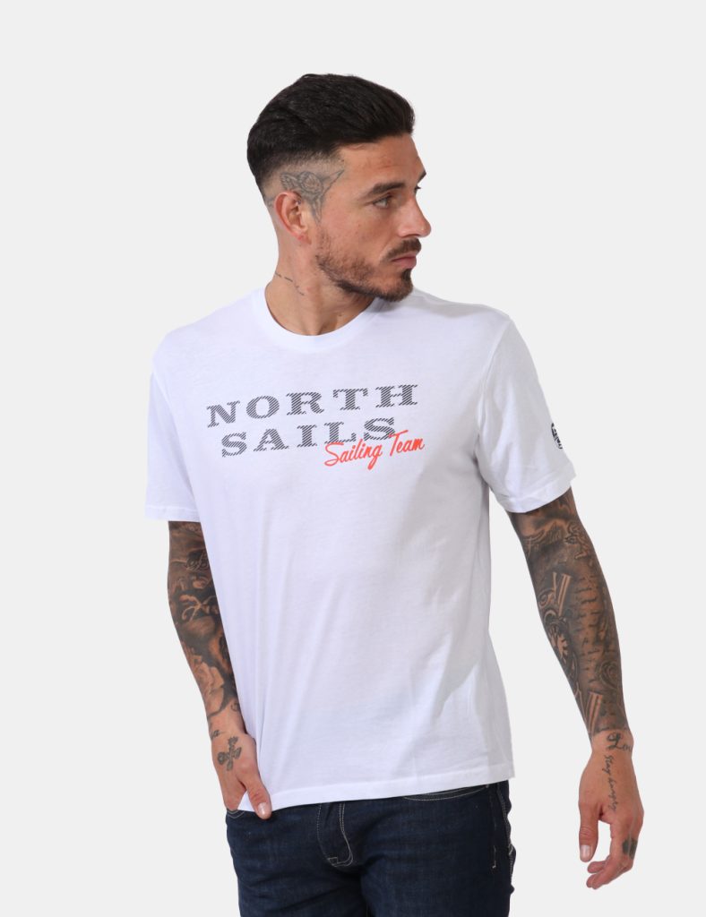 T-shirt North Sails Bianco - T-shirt su sfondo bianco con stampa centrale logo brand in nero e arancione. La vestibilità è m