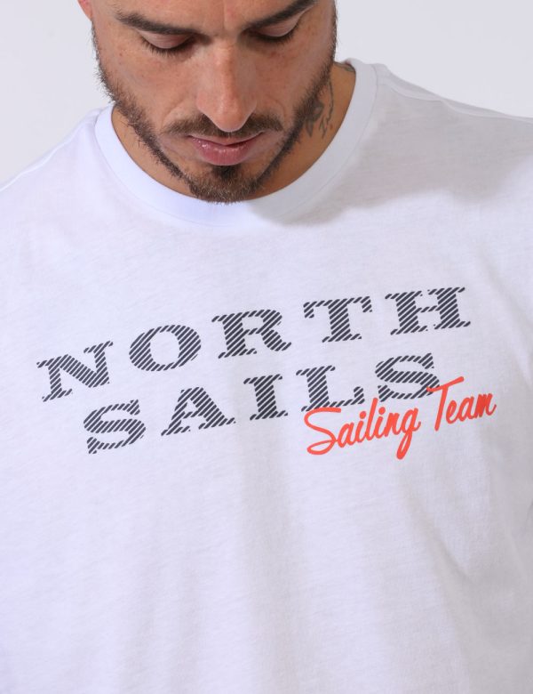 T-shirt North Sails Bianco - T-shirt su sfondo bianco con stampa centrale logo brand in nero e arancione. La vestibilità è m