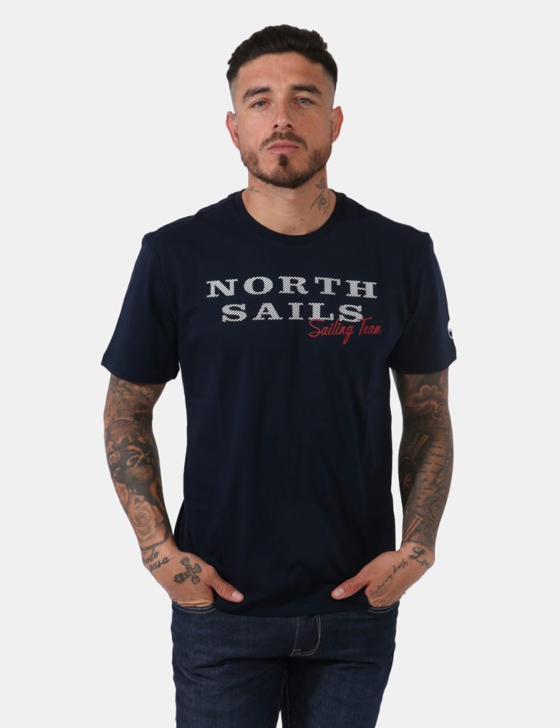 T-shirt North Sails Blu - T-shirt su sfondo blu notte con stampa centrale logo brand in bianco e rosso. La vestibilità è mor