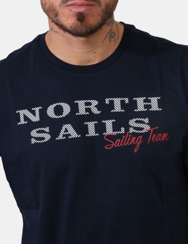 T-shirt North Sails Blu - T-shirt su sfondo blu notte con stampa centrale logo brand in bianco e rosso. La vestibilità è mor