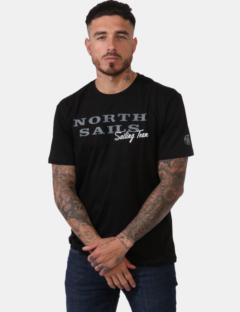 T-shirt North Sails Nero - T-shirt su sfondo nero con stampa centrale logo brand in bianco e grigio. La vestibilità è morbid