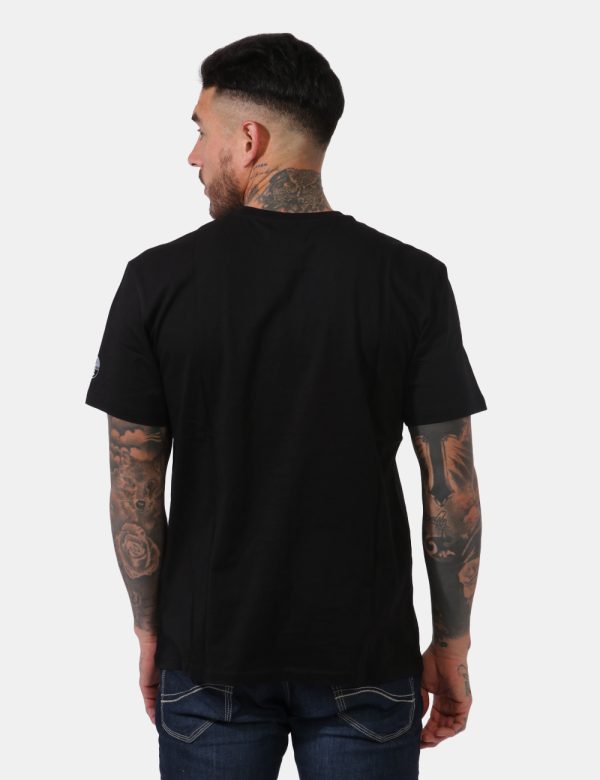 T-shirt North Sails Nero - T-shirt su sfondo nero con stampa centrale logo brand in bianco e grigio. La vestibilità è morbid