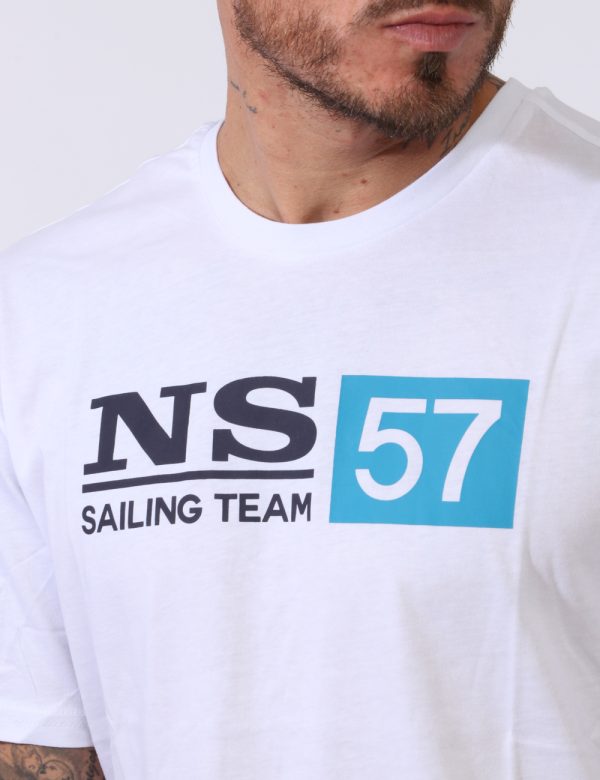 T-shirt North Sails Bianco - T-shirt su sfondo bianco con stampa centrale logo brand in nero e azzurro. La vestibilità è mor