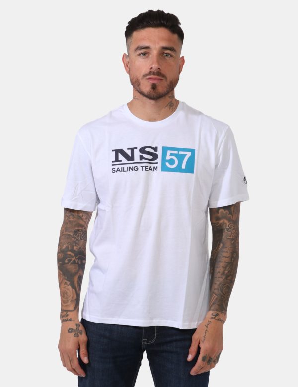 T-shirt North Sails Bianco - T-shirt su sfondo bianco con stampa centrale logo brand in nero e azzurro. La vestibilità è mor