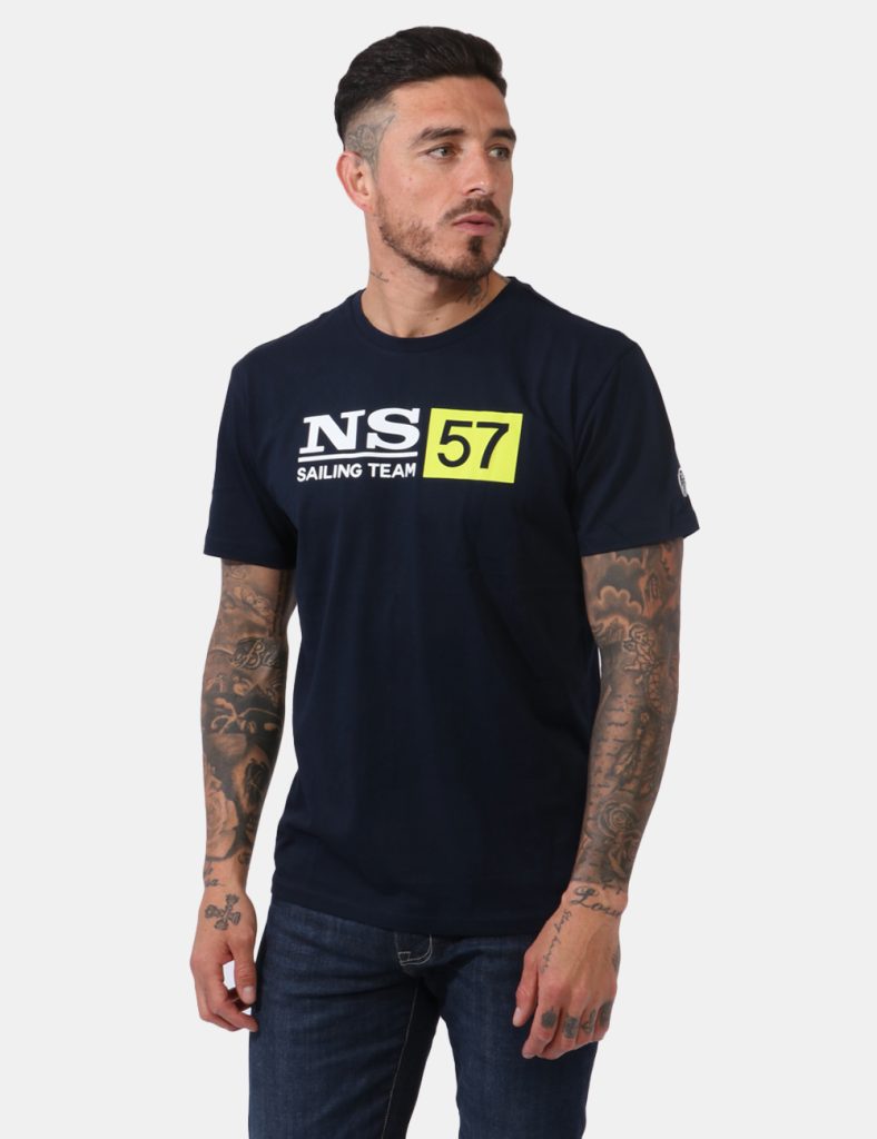 T-shirt North Sails Blu - T-shirt su sfondo blu navy con stampa centrale logo brand in bianco e giallo fluo. La vestibilità