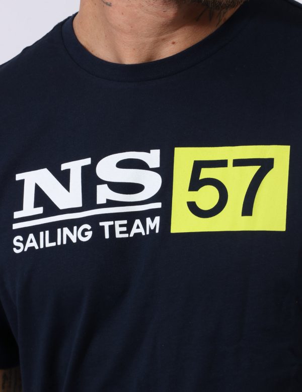 T-shirt North Sails Blu - T-shirt su sfondo blu navy con stampa centrale logo brand in bianco e giallo fluo. La vestibilità