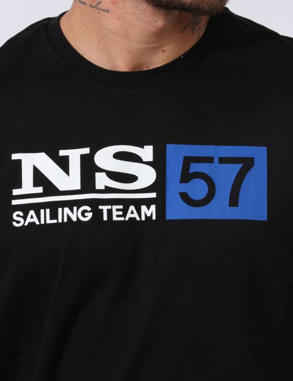 T-shirt North Sails Nero - T-shirt su sfondo nero con stampa centrale logo brand in bianco e blu. La vestibilità è morbida e