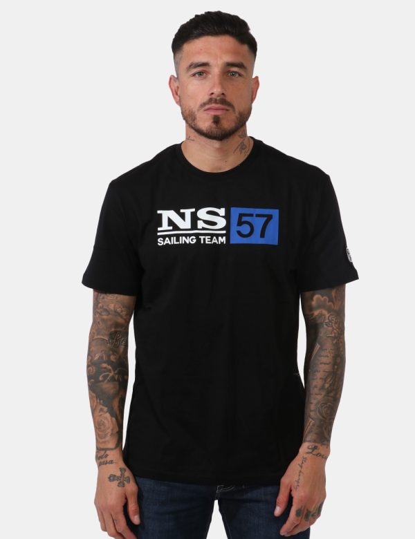 T-shirt North Sails Nero - T-shirt su sfondo nero con stampa centrale logo brand in bianco e blu. La vestibilità è morbida e