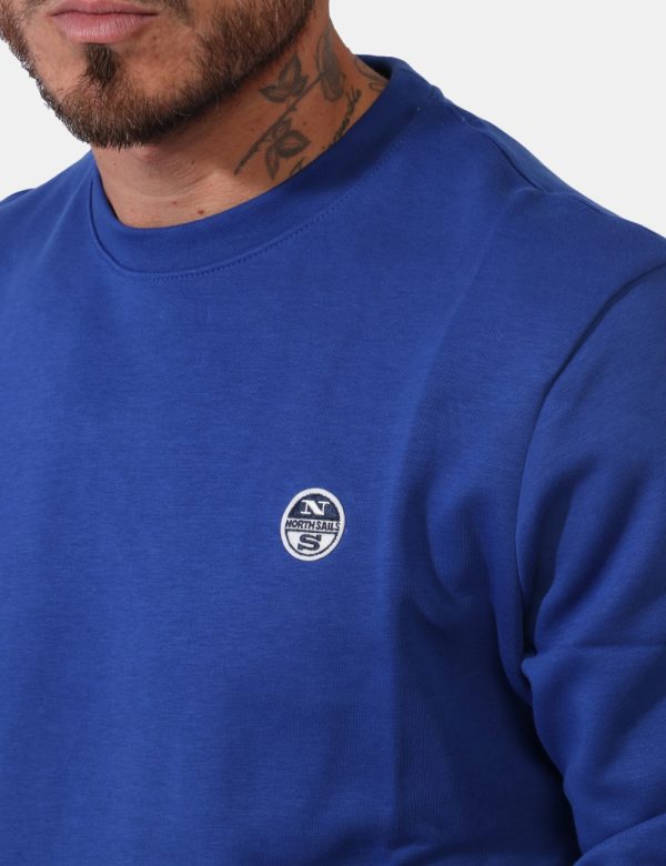 Felpa North Sails Blu - Felpa classica su sfondo blu elettrico con patch logo brand ad altezza cuore. La vestibilità è morbi