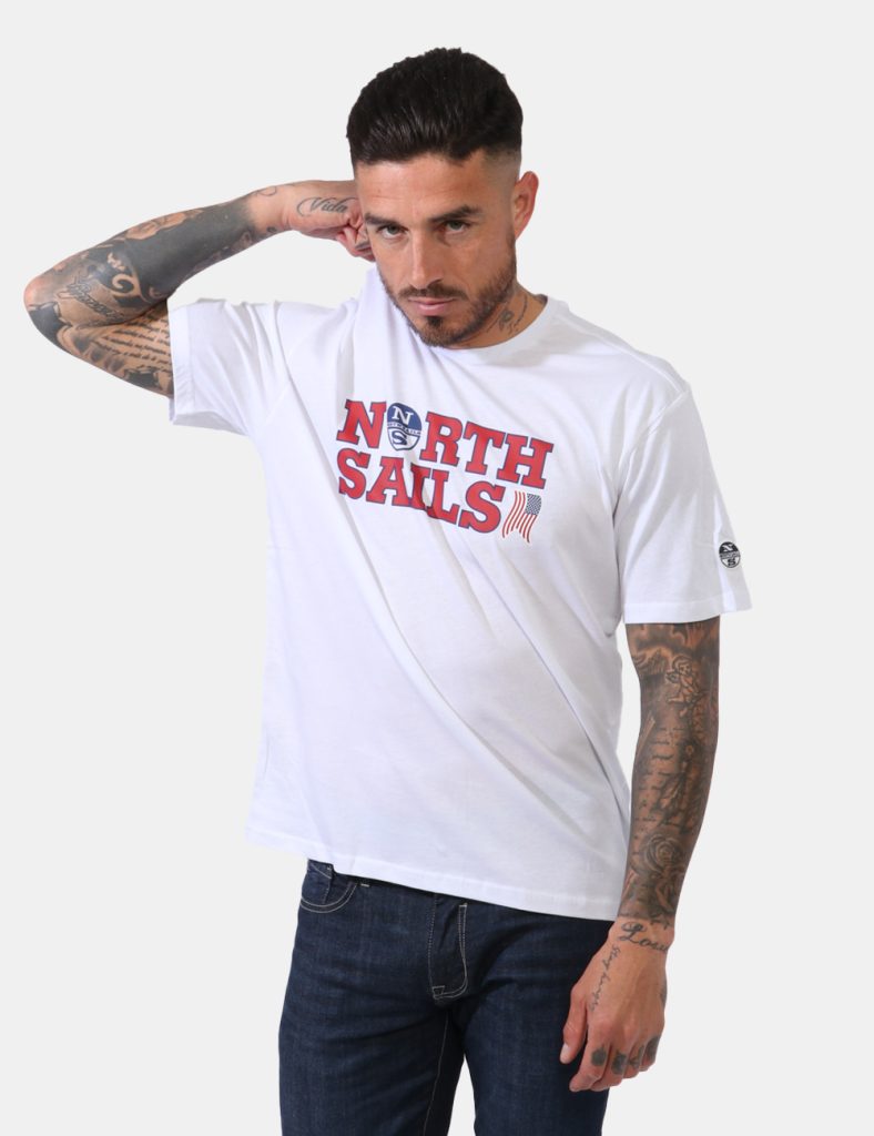 T-shirt North Sails Bianco - T-shirt su sfondo bianco con stampa centrale logo brand in bianco e rosso. La vestibilità è mor