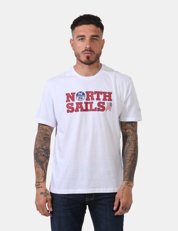 T-shirt North Sails Bianco - T-shirt su sfondo bianco con stampa centrale logo brand in bianco e rosso. La vestibilità è mor
