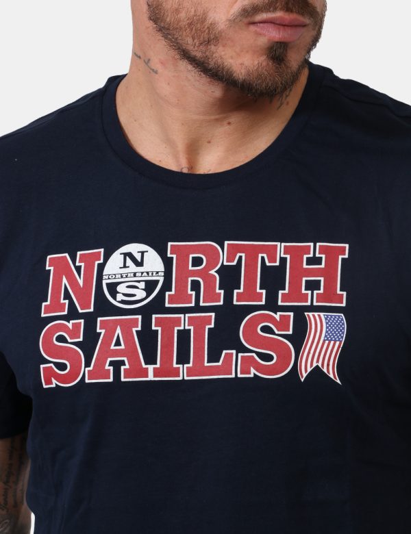 T-shirt North Sails Blu - T-shirt su sfondo blu navy con stampa centrale logo brand in bianco e rosso. La vestibilità è morb