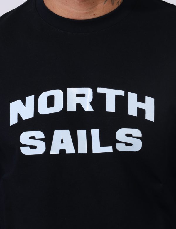 Felpa North Sails Blu - Felpa classica su sfondo blu navy con stampa logo brand bianco. La vestibilità è morbida e regolare.