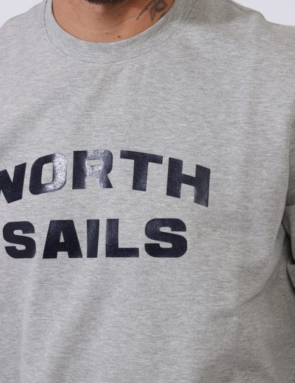 Felpe North Sails Grigio - Felpa classica su sfondo grigio con stampa logo brand nero. La vestibilità è morbida e regolare.