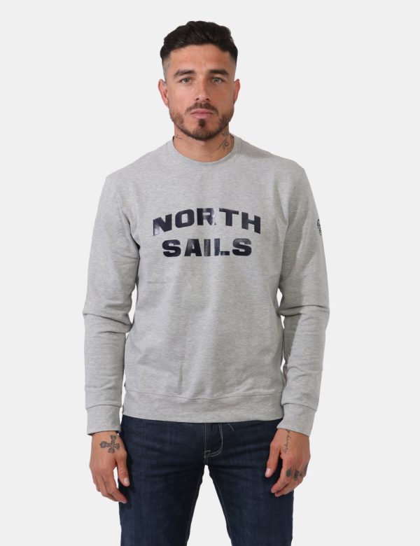 Felpe North Sails Grigio - Felpa classica su sfondo grigio con stampa logo brand nero. La vestibilità è morbida e regolare.