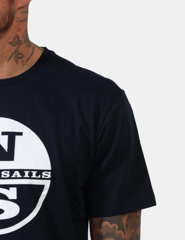 T-shirt North Sails Blu - T-shirt su sfondo blu navy con stampa centrale logo bianco. La vestibilità è morbida e regolare. L