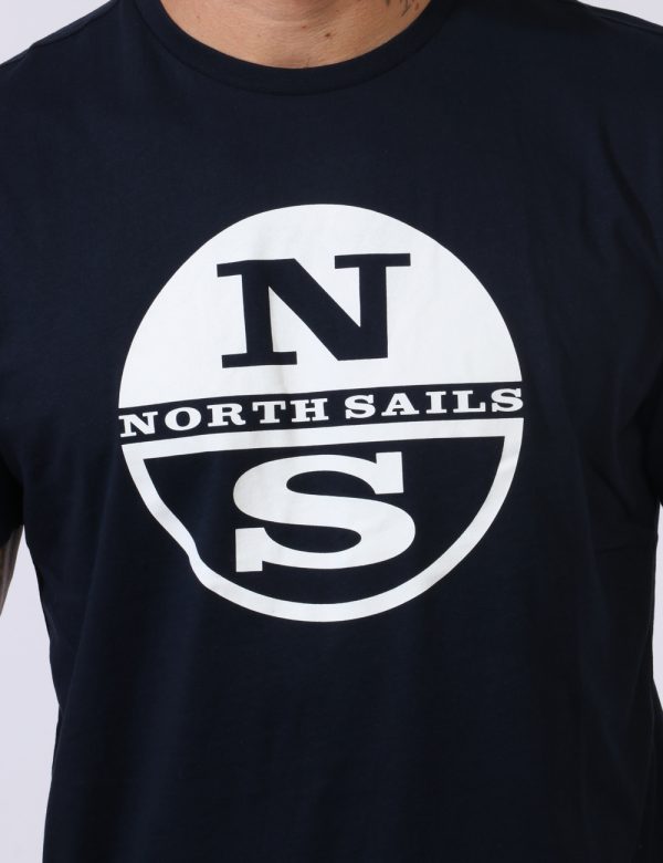 T-shirt North Sails Blu - T-shirt su sfondo blu navy con stampa centrale logo bianco. La vestibilità è morbida e regolare. L