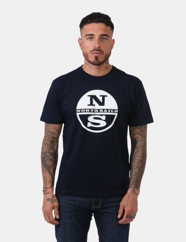 T-shirt North Sails Blu - T-shirt su sfondo blu navy con stampa centrale logo bianco. La vestibilità è morbida e regolare. L