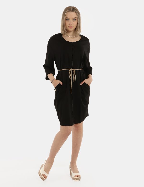 Vestito Manila Grace nero - COMPOSIZIONE E VESTIBILITÀ:53% viscosa 42% poliammidica 5% elastaneLa modella è alta 170 cm e in