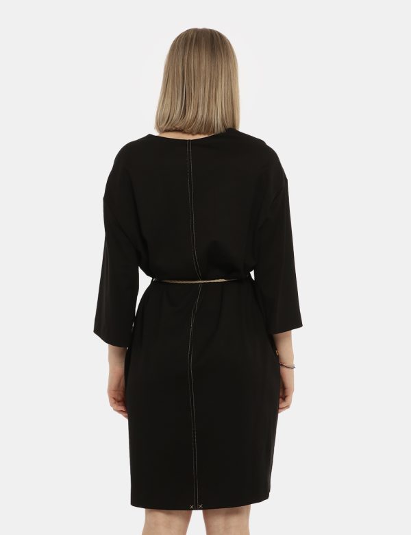 Vestito Manila Grace nero - COMPOSIZIONE E VESTIBILITÀ:53% viscosa 42% poliammidica 5% elastaneLa modella è alta 170 cm e in