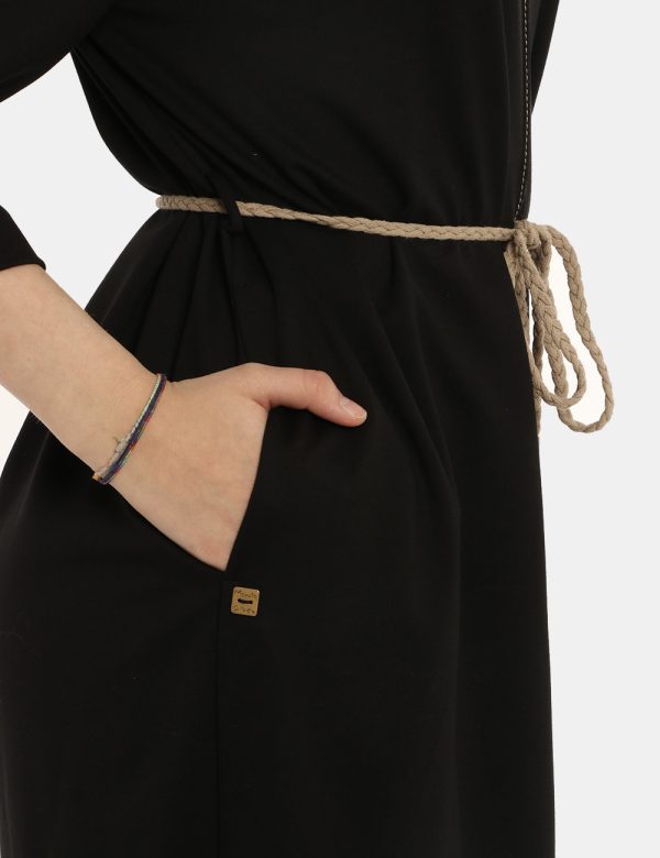 Vestito Manila Grace nero - COMPOSIZIONE E VESTIBILITÀ:53% viscosa 42% poliammidica 5% elastaneLa modella è alta 170 cm e in