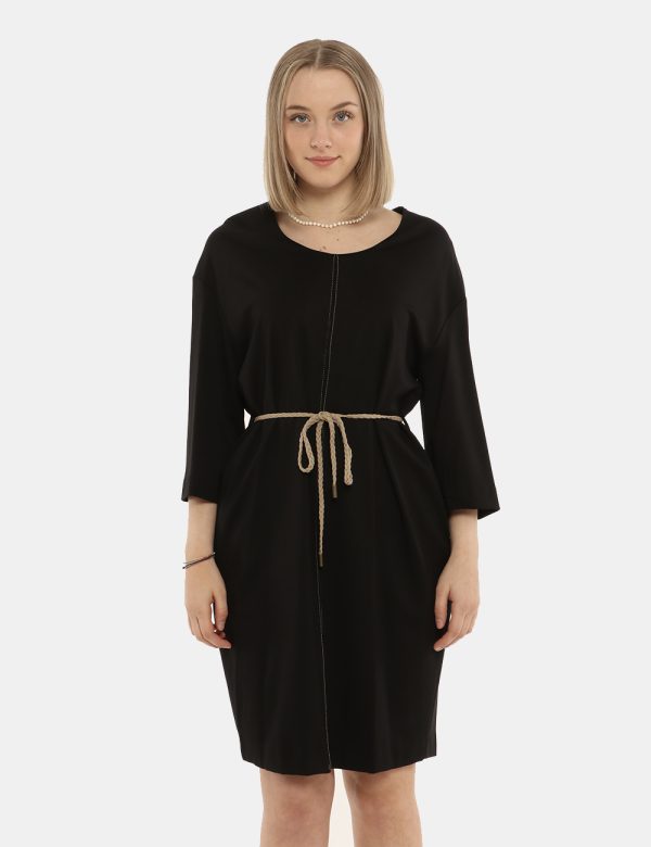 Vestito Manila Grace nero - COMPOSIZIONE E VESTIBILITÀ:53% viscosa 42% poliammidica 5% elastaneLa modella è alta 170 cm e in