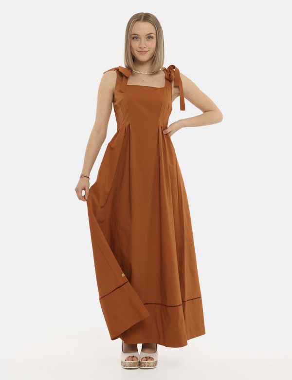 Vestito Manila Grace marrone - COMPOSIZIONE E VESTIBILITÀ:97% cotone 3% elastaneLa modella è alta 170 cm e indossa la taglia