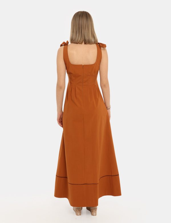 Vestito Manila Grace marrone - COMPOSIZIONE E VESTIBILITÀ:97% cotone 3% elastaneLa modella è alta 170 cm e indossa la taglia