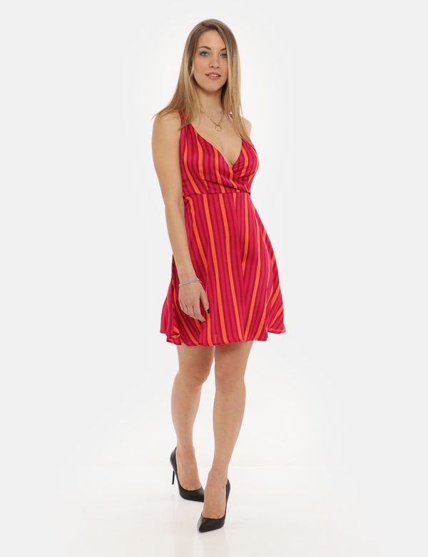 Vestito Yes Zee rigato fuxia - COMPOSIZIONE E VESTIBILITÀ:100% poliestereLa modella è alta 170 cm e indossa la taglia S. La