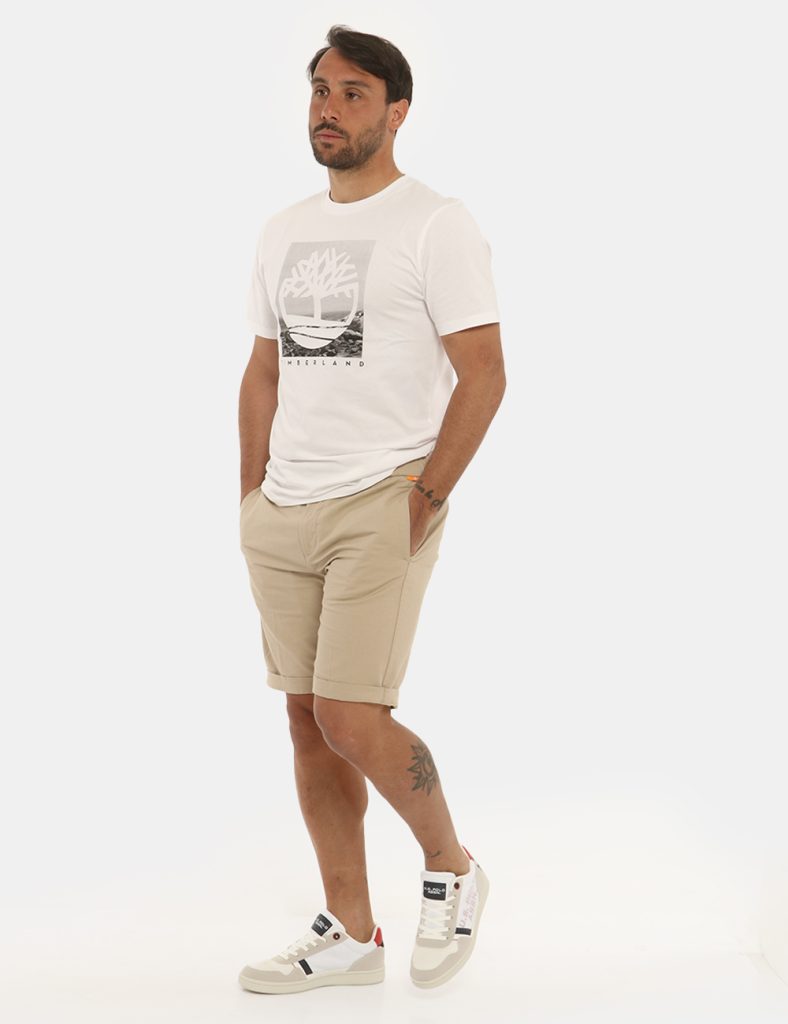 Bermuda Timberland beige - COMPOSIZIONE E VESTIBILITÀ:68% cotone 30% lino 2% elastaneIl modello è alto 170 cm e indossa la t