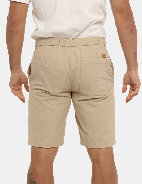 Bermuda Timberland beige - COMPOSIZIONE E VESTIBILITÀ:68% cotone 30% lino 2% elastaneIl modello è alto 170 cm e indossa la t
