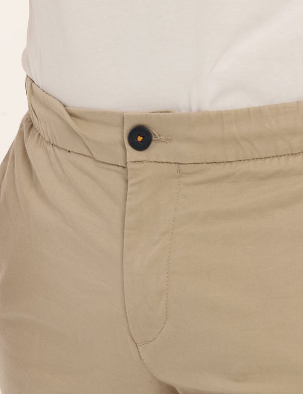 Bermuda Timberland beige - COMPOSIZIONE E VESTIBILITÀ:68% cotone 30% lino 2% elastaneIl modello è alto 170 cm e indossa la t