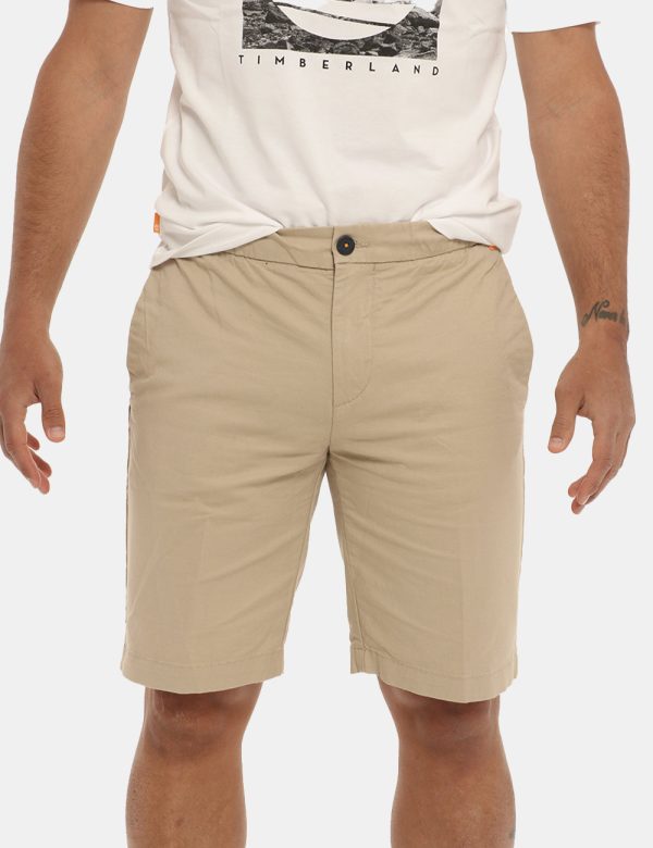 Bermuda Timberland beige - COMPOSIZIONE E VESTIBILITÀ:68% cotone 30% lino 2% elastaneIl modello è alto 170 cm e indossa la t