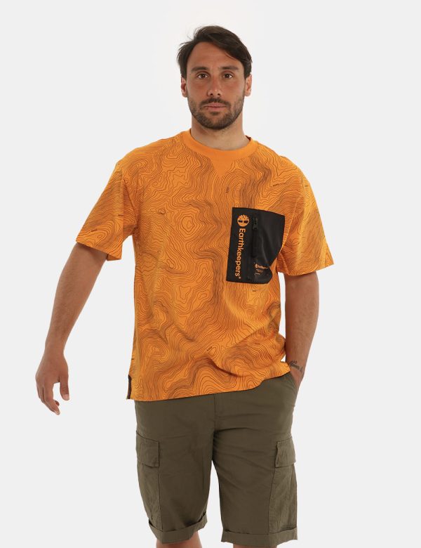 T-shirt Timberland arancione con stampa - COMPOSIZIONE E VESTIBILITÀ:100% cotoneIl modello è alto 170 cm e indossa la taglia
