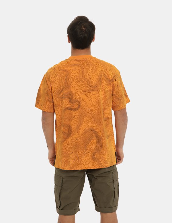 T-shirt Timberland arancione con stampa - COMPOSIZIONE E VESTIBILITÀ:100% cotoneIl modello è alto 170 cm e indossa la taglia