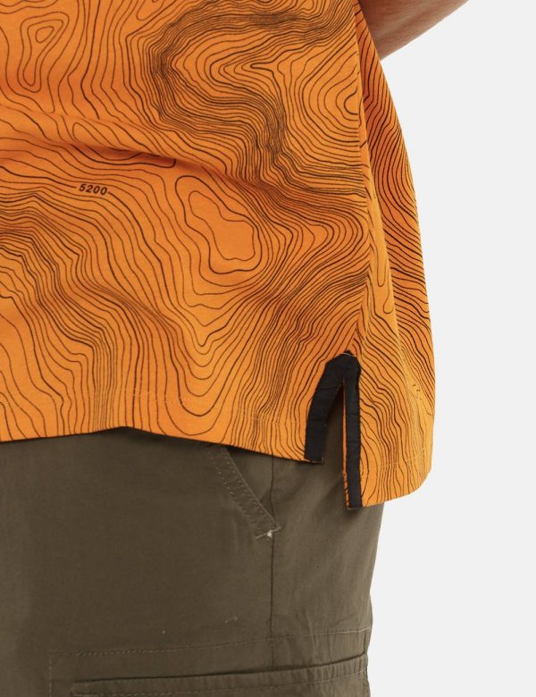 T-shirt Timberland arancione con stampa - COMPOSIZIONE E VESTIBILITÀ:100% cotoneIl modello è alto 170 cm e indossa la taglia