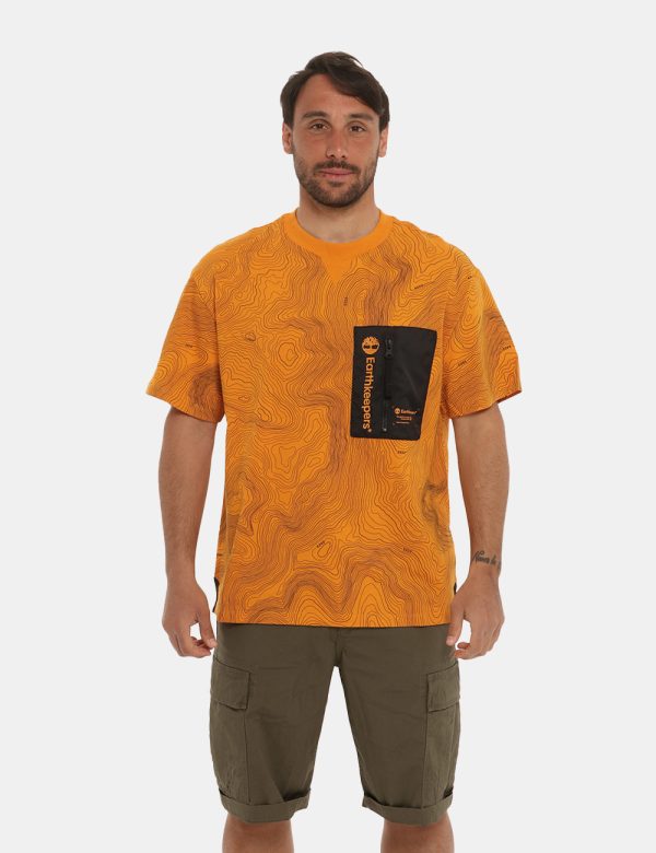 T-shirt Timberland arancione con stampa - COMPOSIZIONE E VESTIBILITÀ:100% cotoneIl modello è alto 170 cm e indossa la taglia