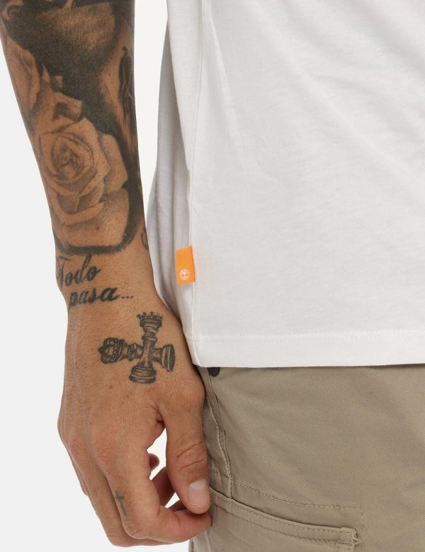 T-shirt Timberland bianca - COMPOSIZIONE E VESTIBILITÀ:100% cotoneIl modello è alto 178 cm e indossa la taglia L. La vestibi