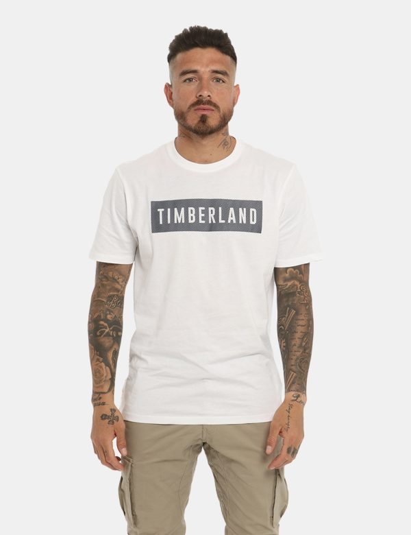 T-shirt Timberland bianca - COMPOSIZIONE E VESTIBILITÀ:100% cotoneIl modello è alto 178 cm e indossa la taglia L. La vestibi